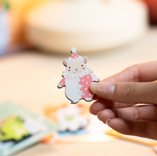 ENTERTAINING HAMSTER PIN/MAGNET