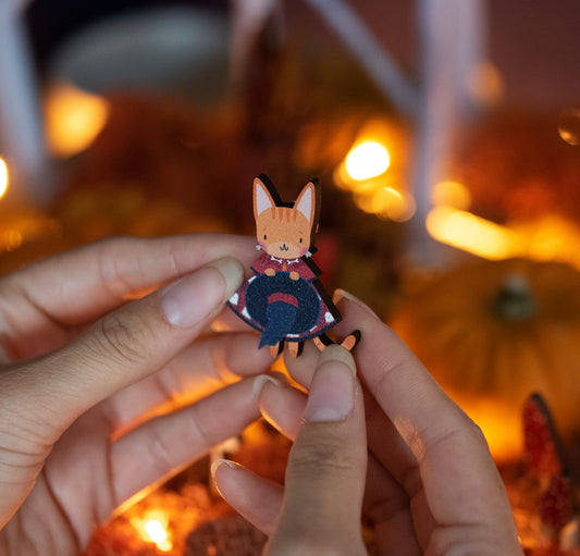 ORANGE WITCH CAT PIN / MAGNET