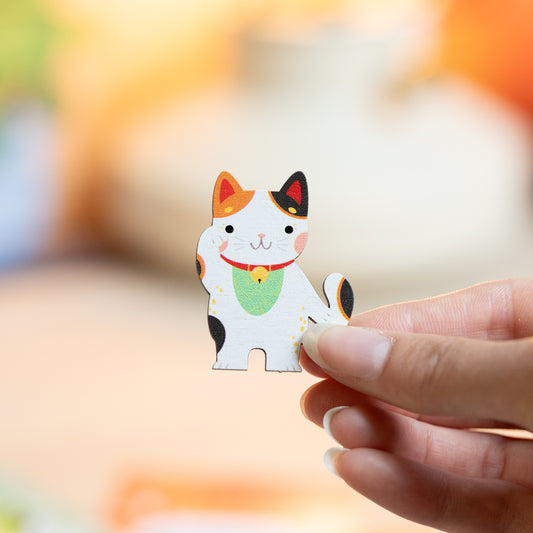 VERY LUCKY CAT PIN/MAGNET