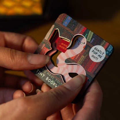 BOOKWORM PIN/MAGNET